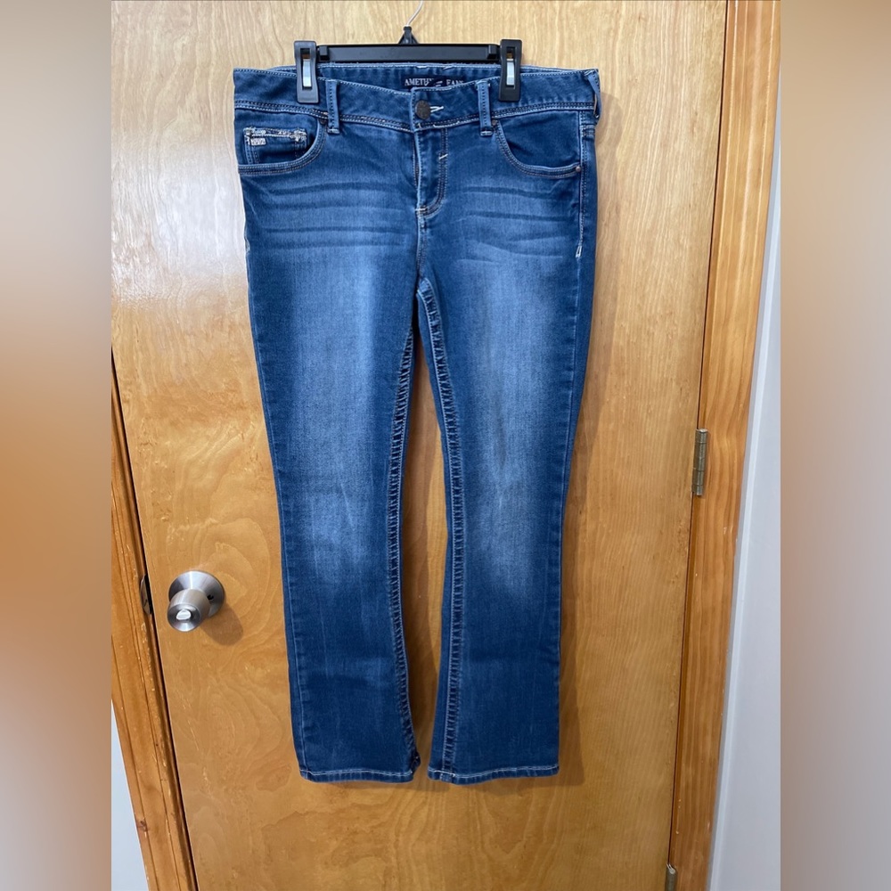 Amethyst Jeans size 9 Short inseam Juniors Mid Rise Medium Wash